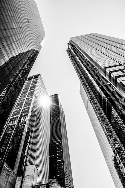 Paisajes dramáticos en blanco y negro con edificios de ángulo bajo