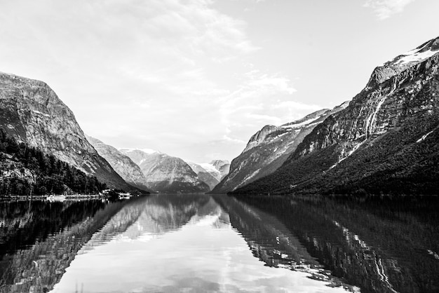 Paisajes dramáticos en blanco y negro con montañas.