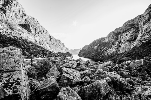 Paisajes dramáticos en blanco y negro con río.