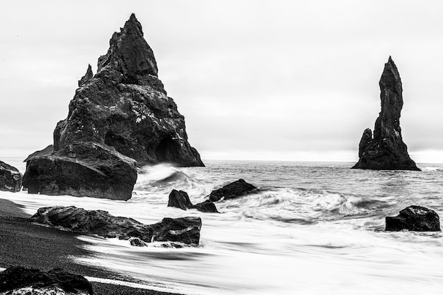 Foto gratuita paisajes dramáticos con rocas en el mar.