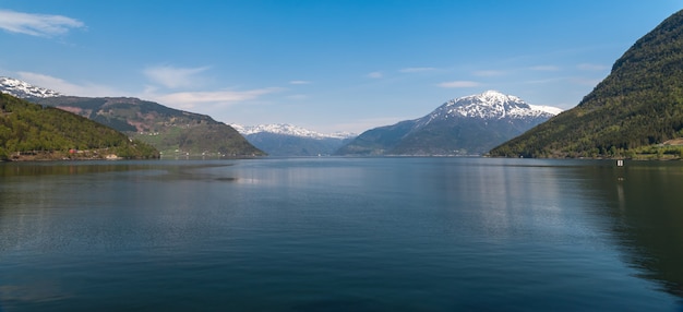 Paisajes escénicos de los fiordos noruegos.