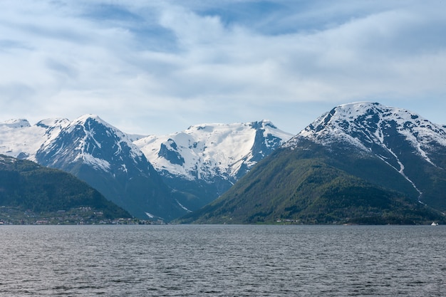 Paisajes escénicos de los fiordos noruegos.