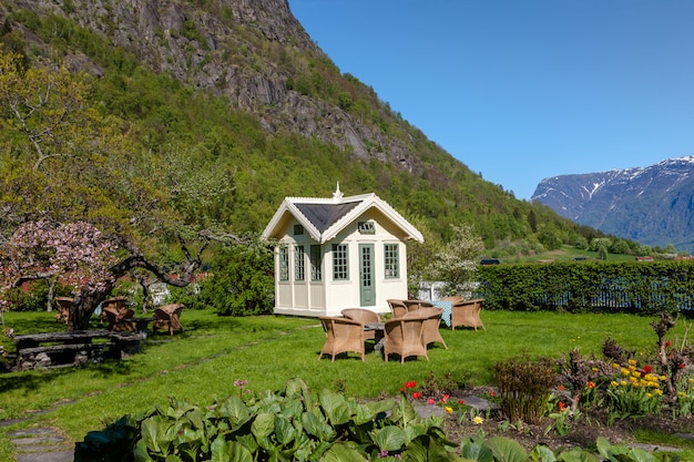 Paisajes escénicos de los fiordos noruegos.