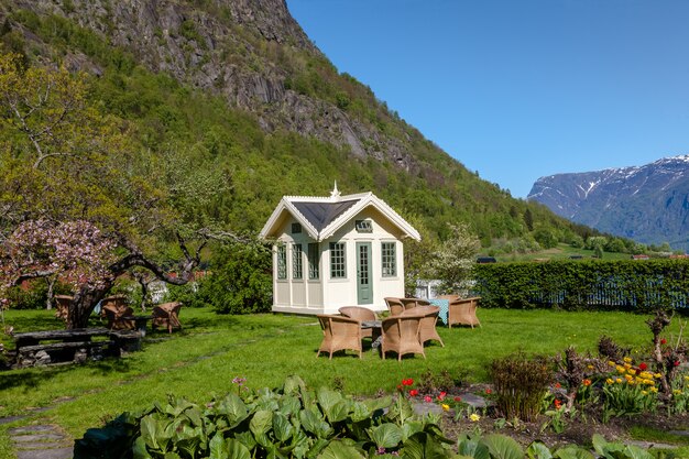 Paisajes escénicos de los fiordos noruegos.