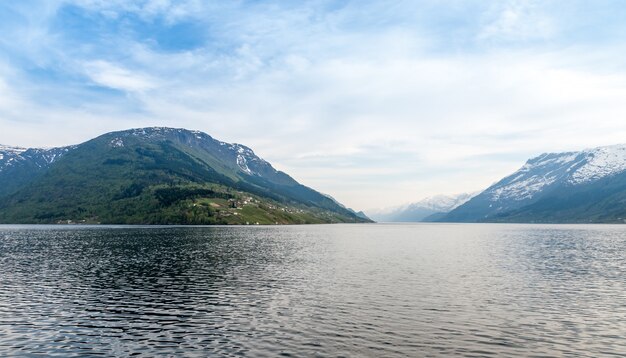 Paisajes escénicos de los fiordos noruegos.