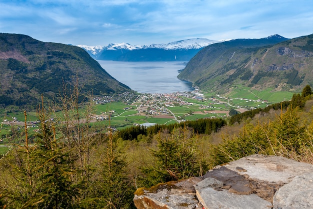 Foto gratuita paisajes escénicos de los fiordos noruegos.