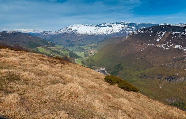 Paisajes escénicos de los fiordos noruegos.