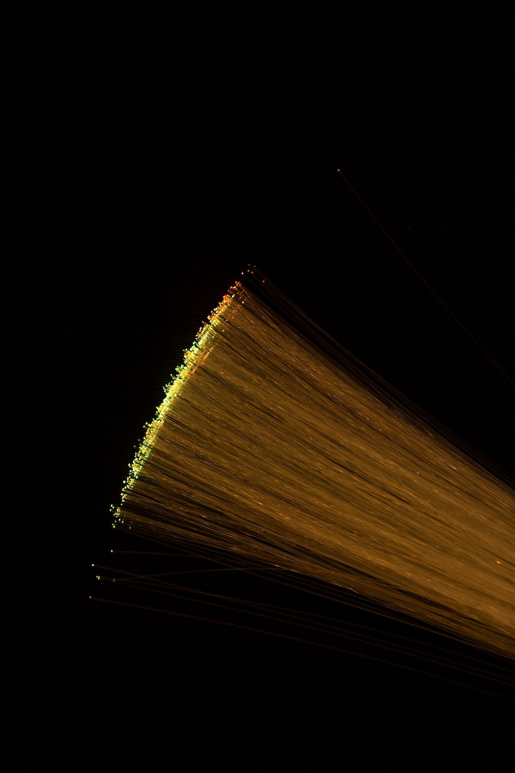 Foto gratuito pajitas de fibra óptica en pantalla negra