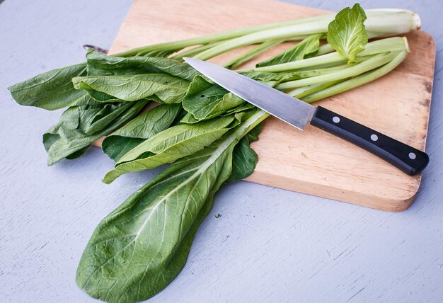 Pak choi en la mesa