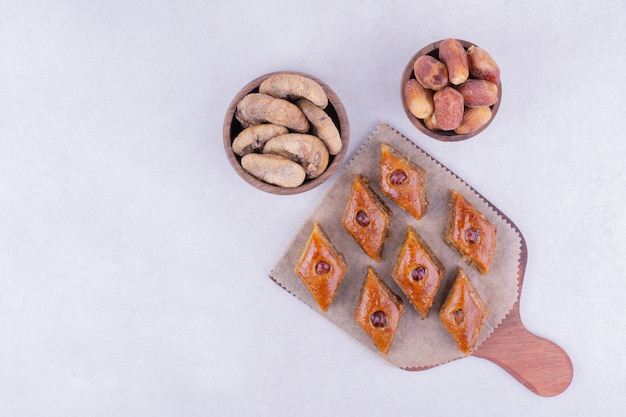 Pakhlava caucásico con rodajas de manzana seca y dátiles