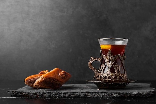 Pakhlava caucásico con un vaso de té.