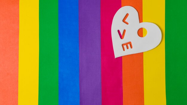 Palabra de amor en el corazón sobre brillante bandera LGBT