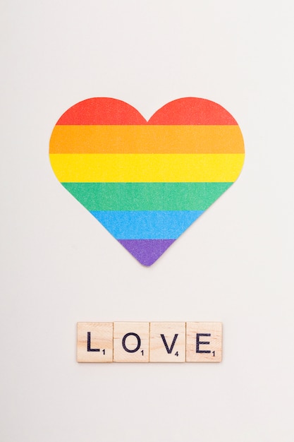 Palabra amor en cubos de madera y corazón lgbt.