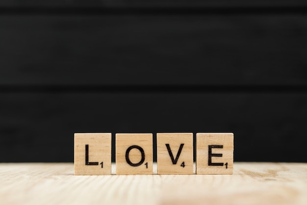 La palabra amor escrita con letras de madera.