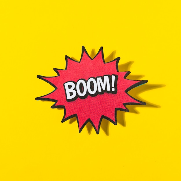 Palabra boom en burbuja de discurso cómico retro sobre fondo amarillo