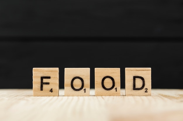 La palabra comida escrita con letras de madera.