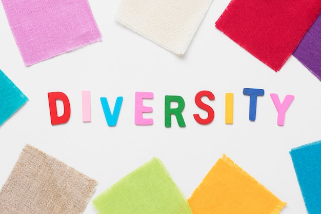 Palabra de diversidad con coloridos pedazos de tela