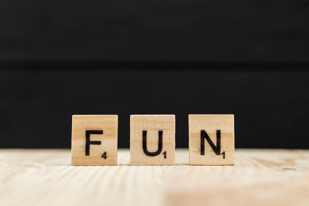 La palabra diversión escrita con letras de madera.