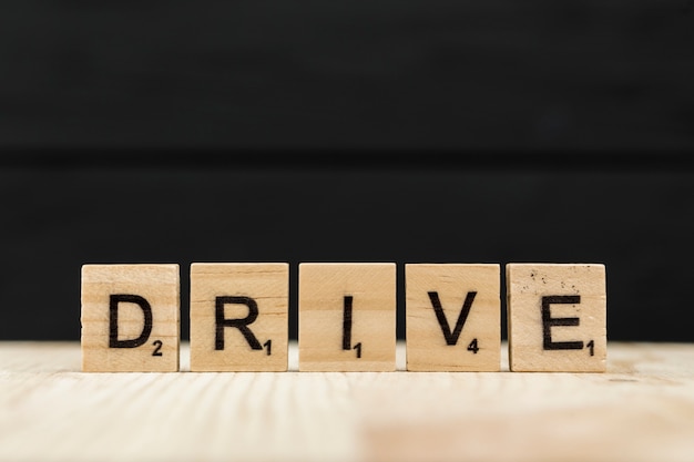 La palabra drive se deletrea con letras de madera.