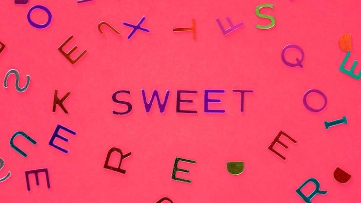 Foto gratuito palabra dulce deletreada con fondo de alfabetos