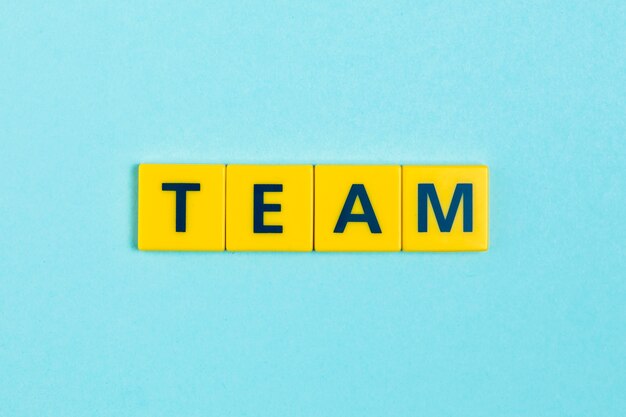 Palabra del equipo en azulejos scrabble