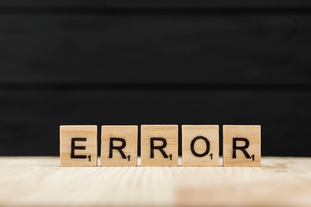 La palabra error deletreado con letras de madera. Foto Premium 