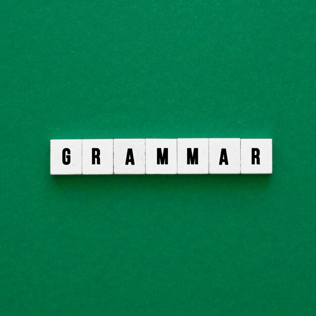 Palabra de gramática en superficie verde