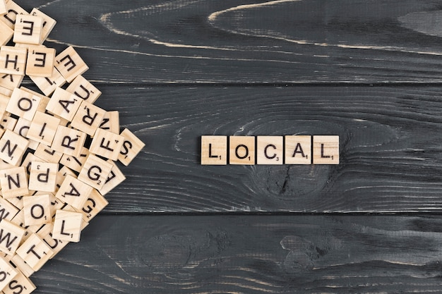 Foto gratuita palabra local sobre fondo de madera