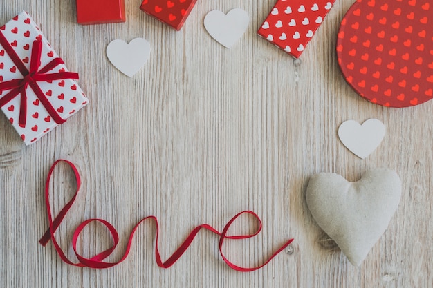 Palabra "love" junto a ¨varios regalos y corazones