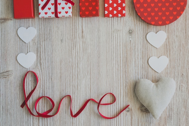 Palabra "love" junto a ¨varios regalos y corazones