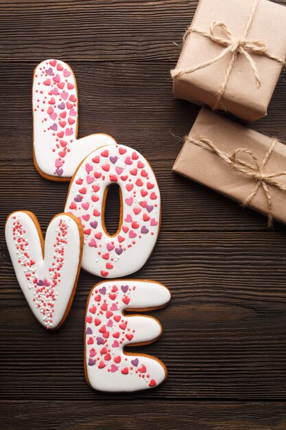 Palabra "love" con regalos marrones