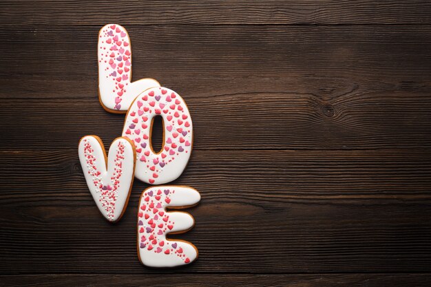 Palabra "love" sobre una mesa de madera