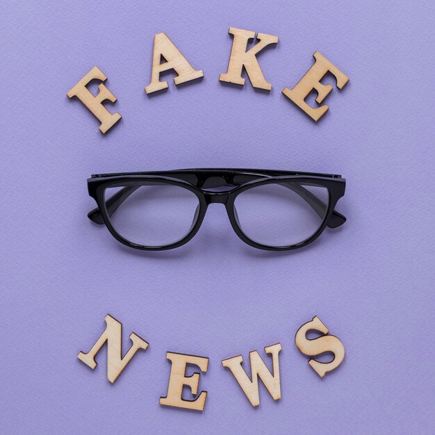 Palabra de noticias falsas con gafas