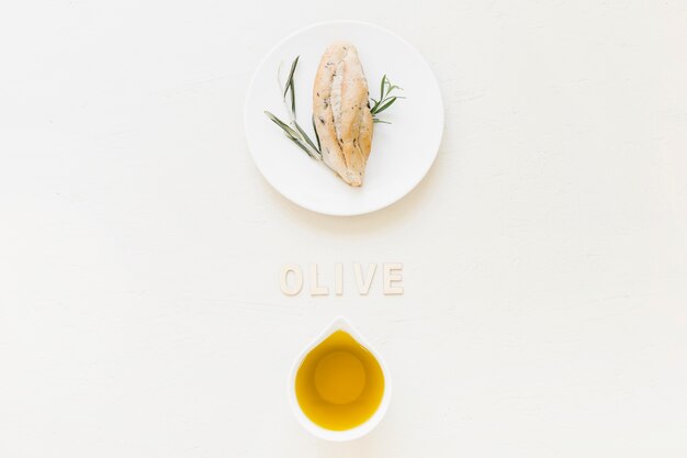 Palabra de oliva con aceite y pan