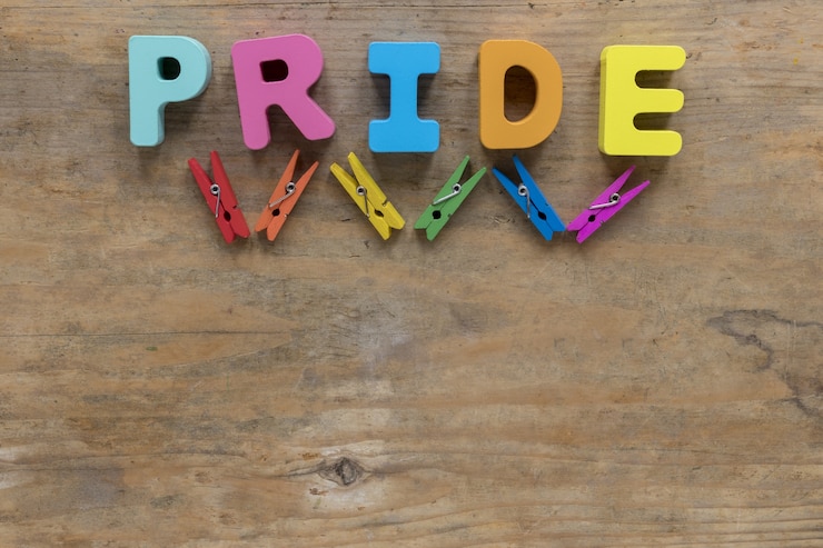 Foto gratuito palabra de orgullo con ganchos