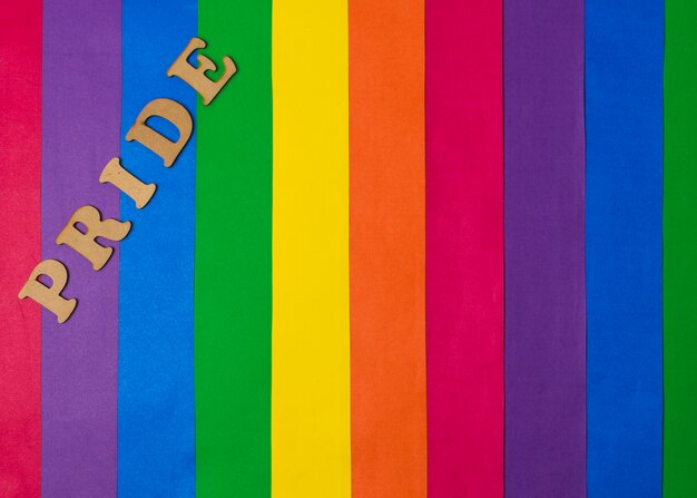 Palabra de orgullo de madera y brillante bandera gay.