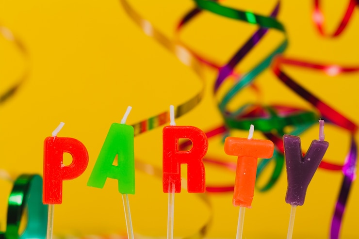 Foto gratuito palabra "party" con el fondo de serpentinas