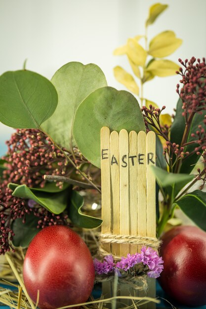 La palabra Pascua en el texto del bloque conceptual sobre palos de madera, hermosos huevos festivos con verdes