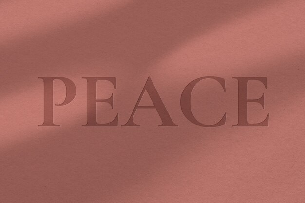 La palabra 'PEACE' con un efecto grabado en papel texturizado