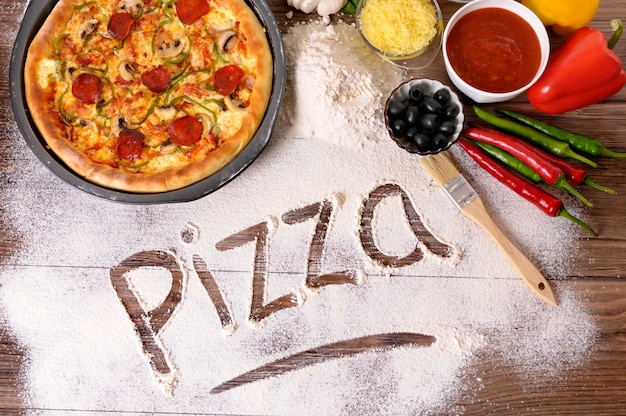 La palabra pizza escrita en la harina