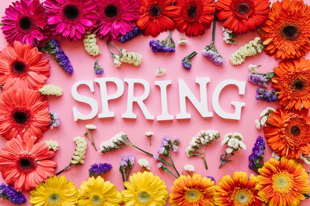 Palabra de primavera en arreglo de flores brillantes