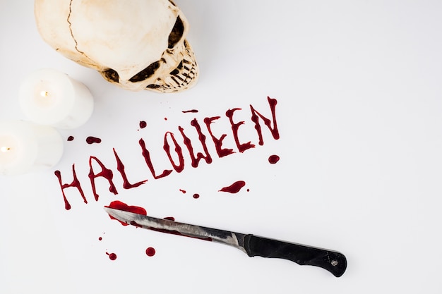 Palabra sangrienta de Halloween y cuchillo