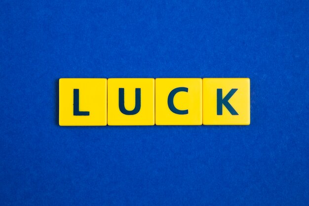 Palabra de la suerte en los azulejos amarillos