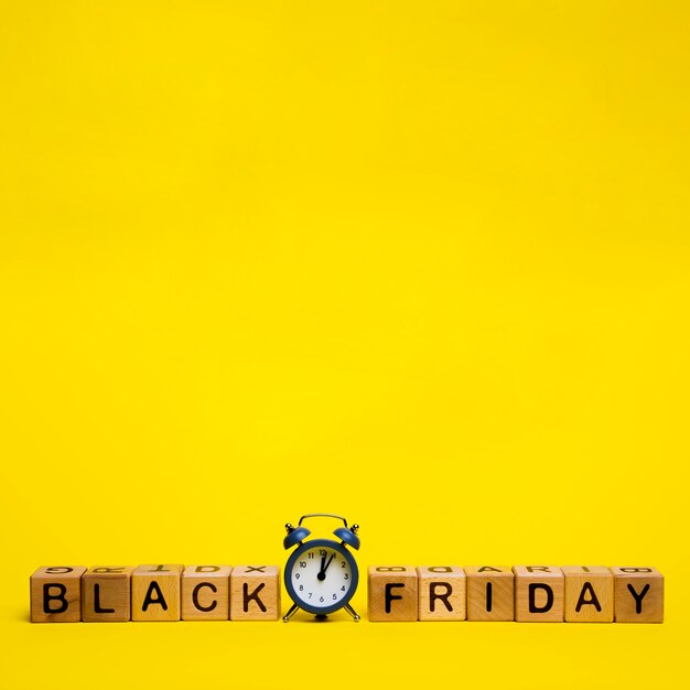 Palabra de viernes negro sobre fondo amarillo con espacio de copia
