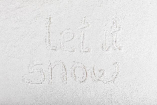 Palabras escritas en la superficie de la nieve.