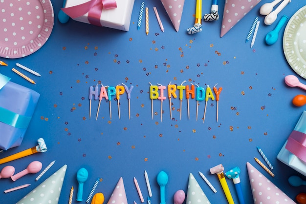 Palabras de felicitación rodeadas por elementos cumpleaños