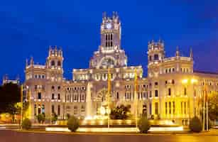 Foto gratuita palacio de cibeles en la noche de verano. madrid