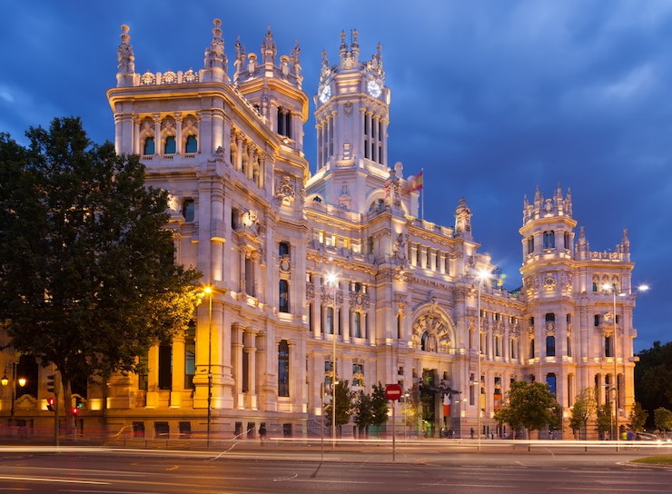 Foto gratuito palacio de la comunicación en el atardecer de verano. madrid