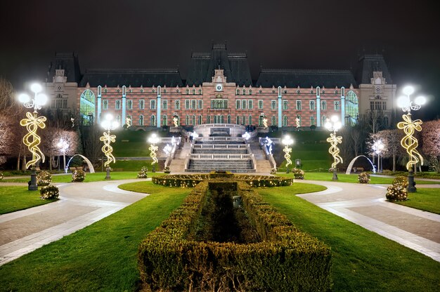 Palacio de la cultura en la noche, Iasi, Rumania