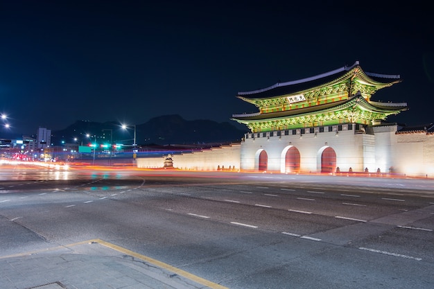 Palacio Geyongbokgung y luz de coche por la noche en Seúl, Corea del Sur.